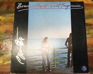 Bonnie Raitt Autographed Album “sweet Forgiveness” Certified Signature