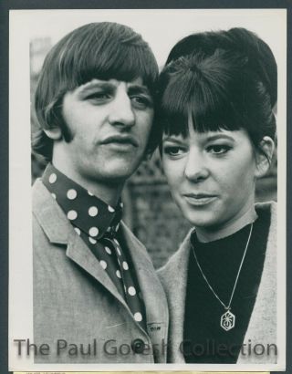 Beatles - B874 Press Photo - Ringo Starr Maureen - Honeymoon Day After Wed - 1965 - Estq