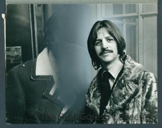 Beatles B142 Press Photo - Ringo Starr Gentile Christian (magic) - 1968 - Estq
