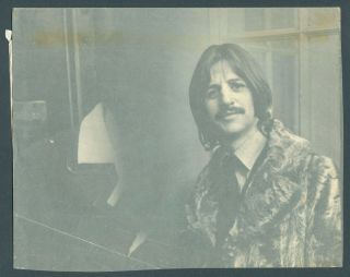 Beatles B142 Press Photo - Ringo Starr Gentile Christian (Magic) - 1968 - ESTQ 3