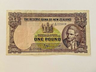 1953 Zealand One Pound Note Reserve Bank Of Zealand 221608 T.  P Hanna