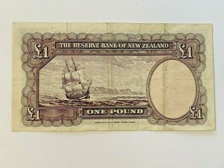 1953 Zealand One Pound Note Reserve Bank of Zealand 221608 T.  P Hanna 2