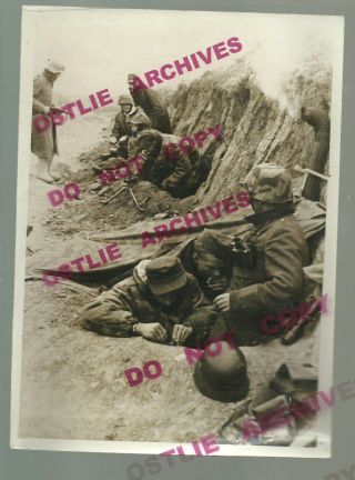 Ww2 1944 German Army Press Photo Soldiers In Foxhole Russia? Writing Letters