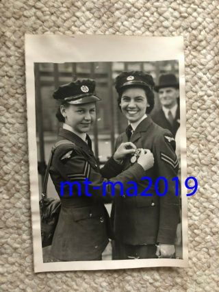 Ww2 Press Photograph - Female Members Of The Raf Cpl Terry Awarded The Bem Medal