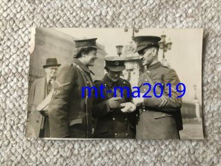 Ww2 Press Photograph - British Military Police Officer Awarded Dcm Medal 1942