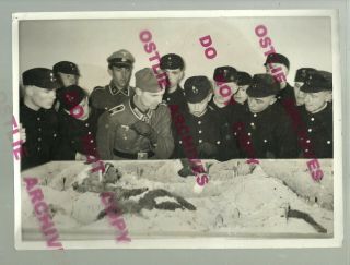 Ww2 1943 German Army Press Photo Officers In Uniform Hitler Youth? Soldiers Map