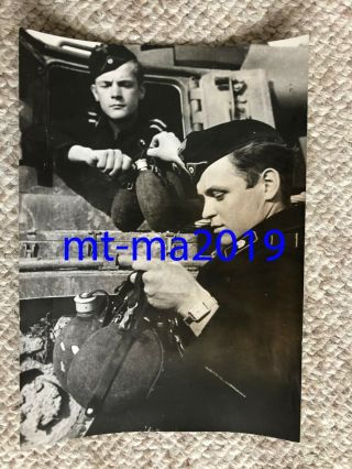 Ww2 Press Photograph - German Panzer Troop With Water Canteens For Comrades 1942