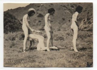Risqué 1920s Photo By Hollywood Art Studios Of 4 Female Nudes Playing A Game
