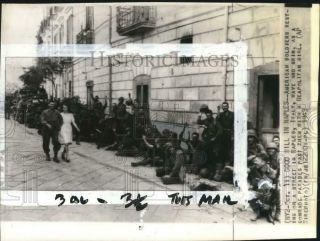 1943 Press Photo Us Soldiers Rest On Street In Naples,  Italy In World War Ii