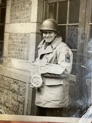 Ww2 Photo Us Soldier Captured Ko’d German Nazi Eagle Building Plaque Picture Bw