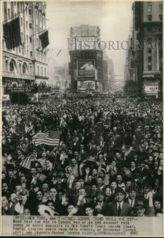 1945 Press Photo Yorkers Celebrate World War Ii V - E Day In Times Square