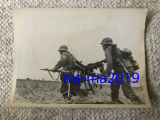 Ww2 Press Photograph - German Army Machine Gun Crew Move Position In Combat