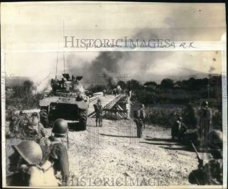 1945 Press Photo Us Troops On Burned Out Bridge In The Philippines,  World War Ii