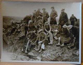 Ww1 Press Photo Western Front British Troops Try On Rubber Boots At Front
