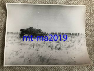 Ww2 Press Photograph - German Panzer Tank Advances Across Winter Field 1943