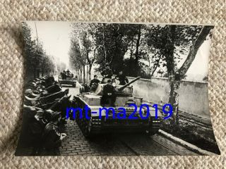 Ww2 Press Photograph - German Panzer Tanks Advance Across French Town 1942