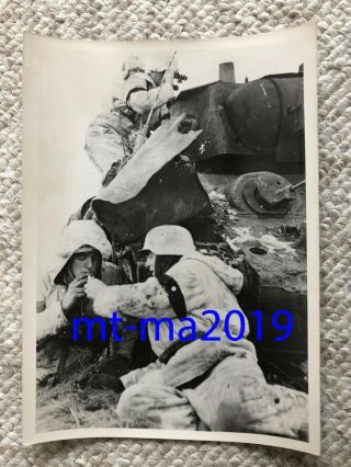 Ww2 Press Photograph German Soldiers Have A Rest After Knocking Out T - 34 Tank