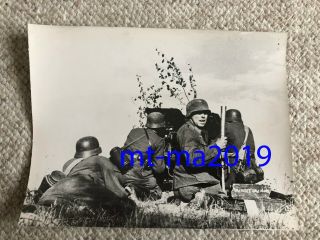 Ww2 Press Photograph - German Combat Troops In Action With Artillery Field Gun