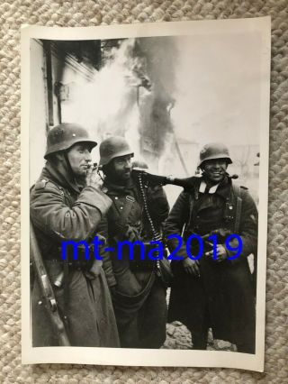 Ww2 Press Photograph - German Soldiers Having A Smoke After Combat Ost Front 43