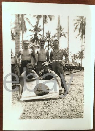 Small Named Ww2 Photo - 5 Us Soldiers With A Captured Japanese Flag