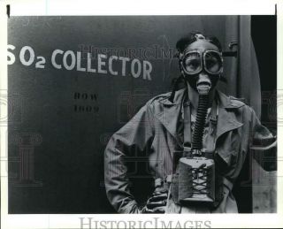 1944 Press Photo Woman Gas Mask At Baytown Refinery During World War Ii