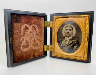Antique 19thc Victorian Daguerreotype Older Woman Photograph Guttapercha Case