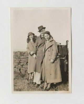 Vintage Old Photo People Fashion Group Men Women Clothing Hats Glamour X1