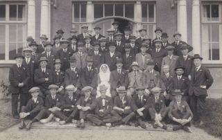Old Photo Group Men Suit Flat Cap Trilby Hat Nurse Medical Building F2
