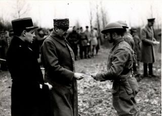Press Photo Ww2 Bef French General Present British Soldier Medal 6.  4.  40
