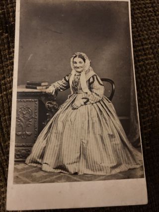 Victorian Cdv Photo Old Woman In Bonnet,  Striped Dress,  Books On Table - Sudbury