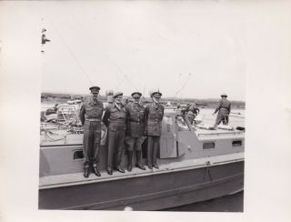 Press Photo Ww2 Lt Gen H M Gale Inspects Rasc Motorboats 18.  5.  1944