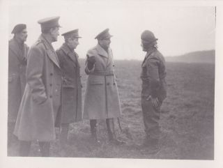 Press Photo Ww2 Lt Gen Sir Alan Brooke Talks To Paratrooper 4.  12.  1940