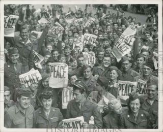 1945 Press Photo Us Troops Celebrate The Surrender Of The Japanese In Ww Ii.