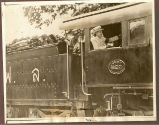 1926 Press Photo King Prajadipok Of Siam At The Throttle Of A Locomotive
