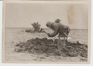 Ww2 German Press Photo Wehrmacht Soldier Digging Foxhole Crimea 1942