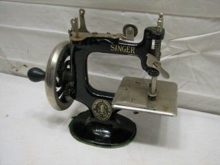 Vintage Cast Iron Singer Toy Sewing Machine 7 Spoke Miniature