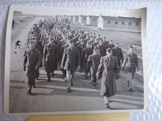 Ww2 Press Photo.  3 - 8 - 45 Soldiers From Work Or Fight Program.