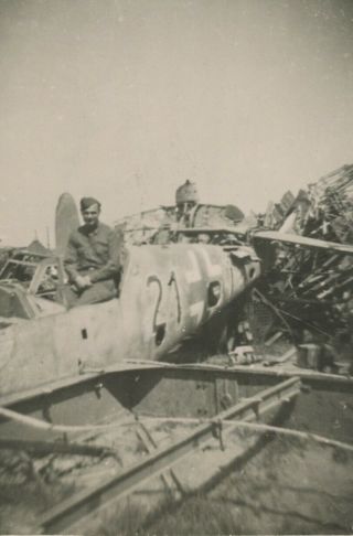 FOUND PHOTO SNAPSHOT WW2 GERMAN AIRPLANE CRASH SHOT DOWN MILITARY ARMY WARFARE 2