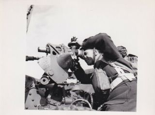 Press Photo Ww2 Gunlayer Of 25 Pdr Battery At Practice Iceland 12.  5.  41