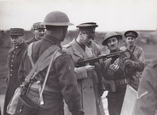 Press Photo Ww2 Bef King George Handles Sub Machine Gun In France 1939