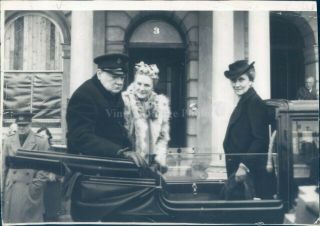 1941 Press Photo Ww2 Era Winston Churchill Wife British Prime Minister Car 7x9