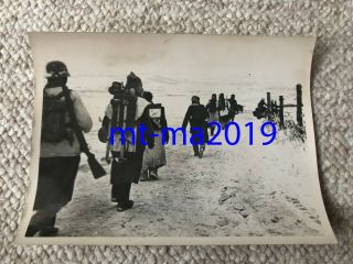Ww2 Press Photograph - German Soldiers In Winter Camouflage Advance On Ostfront