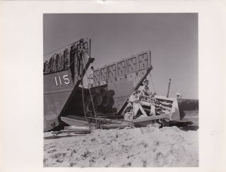 Press Photo Ww2 Tank Landing Craft & Tractor On Beach 18.  10.  1942