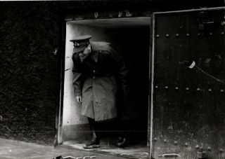 Press Photo Ww2 Bef King George Vi Stoops Leaving Blockhouse 1939