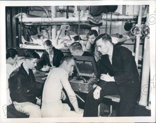1944 World War Ii Us Soldiers Play Games & Relax Off Time Transport Press Photo