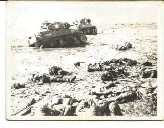 Ww2 Photo Of A Beach With Japanese Kias And Disabled Us Light Tanks - Britain