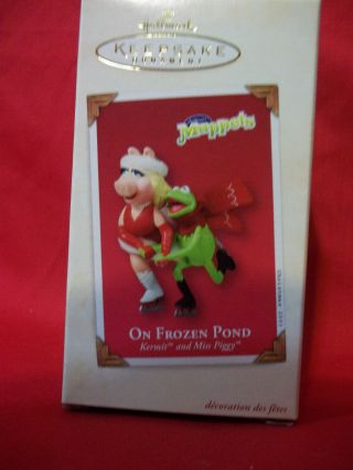 2003 Hallmark Ornament On Frozen Pond Kermit & Miss Piggy Muppets Euc