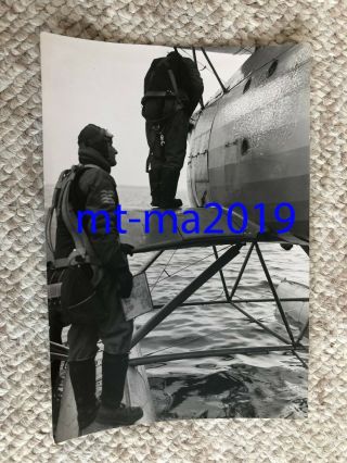 Ww2 Press Photograph - German Naval Aviators Board Sea Plane - Pilot & Observer