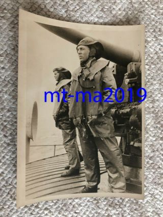 Ww2 Press Photograph - German Naval Sailors On U - Boat With Foul Weather Clothing