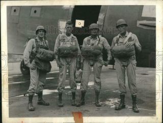 1944 Press Photo Group Of World War Ii Airmen In Uniform And Gear Beside Plane
